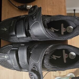 Sleek Black Cycling Shoes with Dial Closure